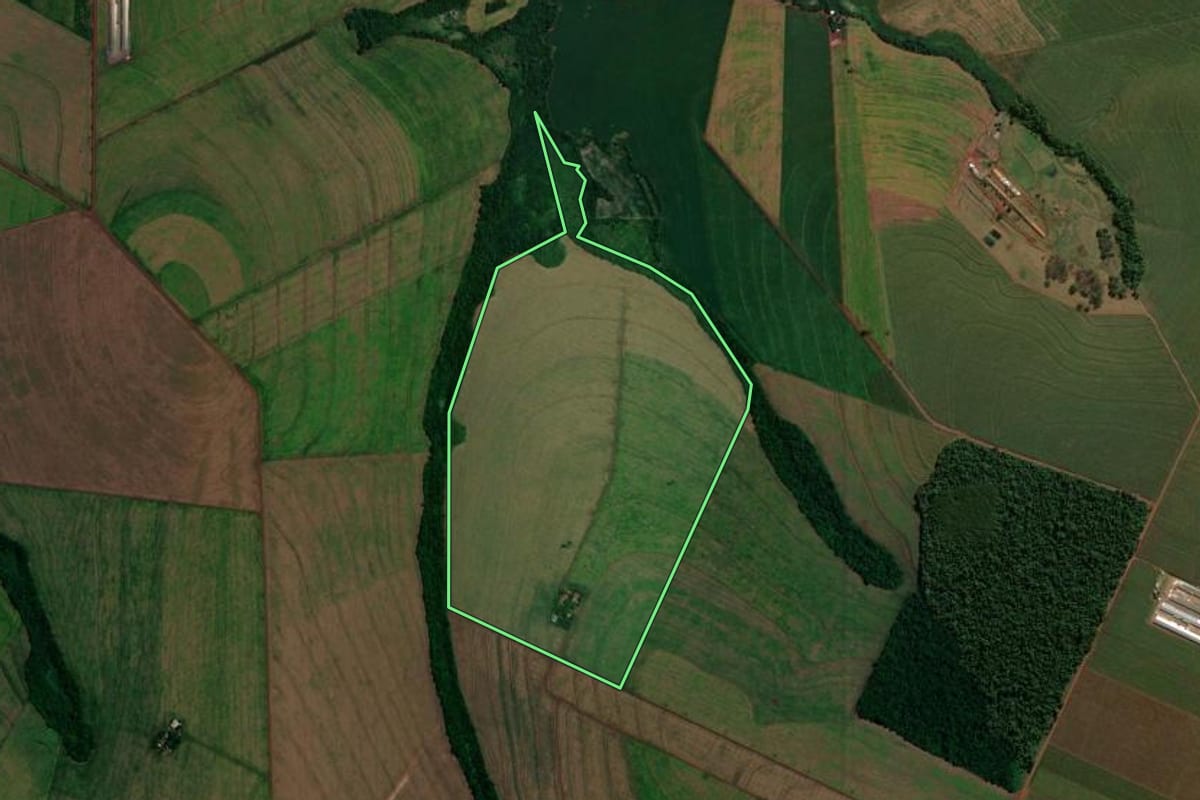Imagem de satélite do imóvel rural em Assis Chateaubriand (PR), com o contorno declarado no CAR desenhado por cima.
