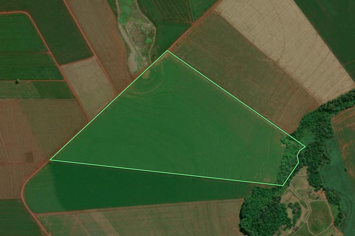 Imagem de satélite do imóvel rural em Assis Chateaubriand (PR), com o contorno declarado no CAR desenhado por cima.