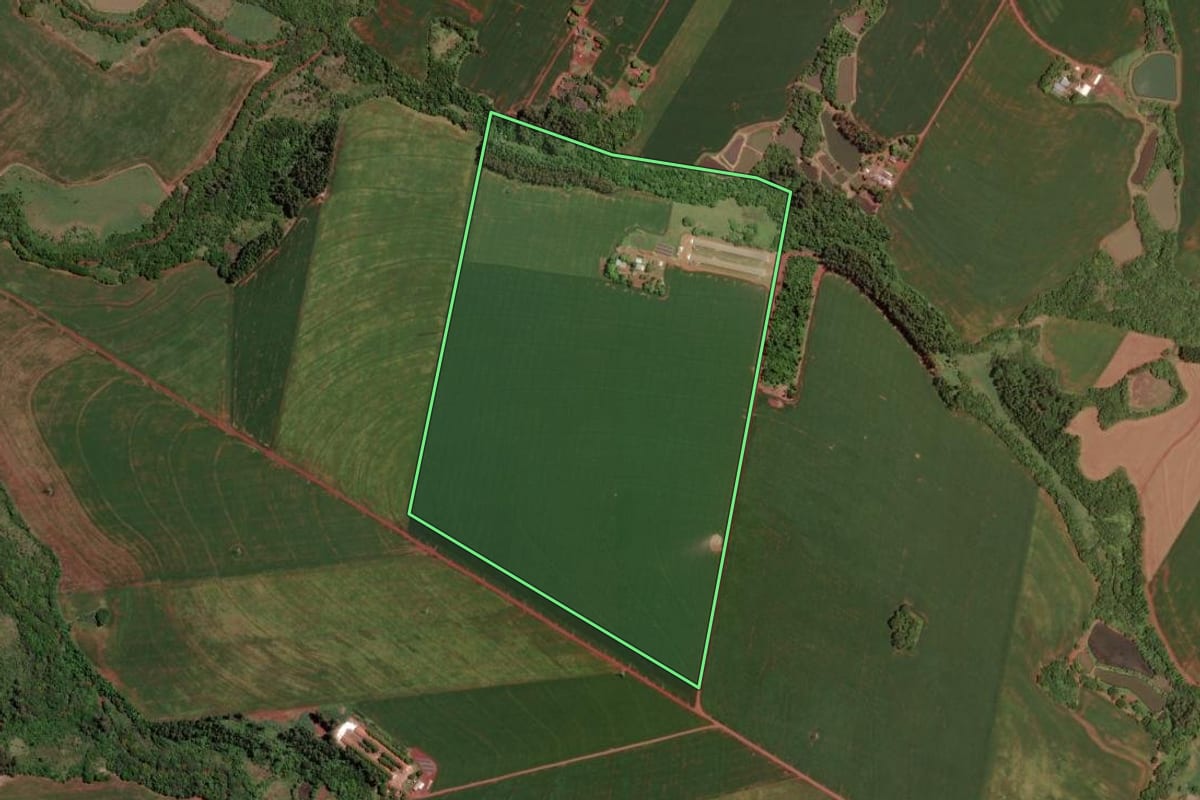 Imagem de satélite do imóvel rural em Assis Chateaubriand (PR), com o contorno declarado no CAR desenhado por cima.