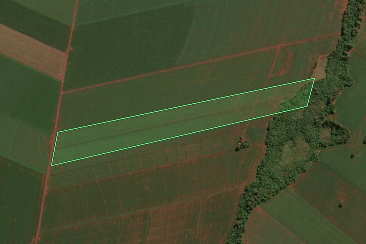 Imagem de satélite do imóvel rural em Assis Chateaubriand (PR), com o contorno declarado no CAR desenhado por cima.