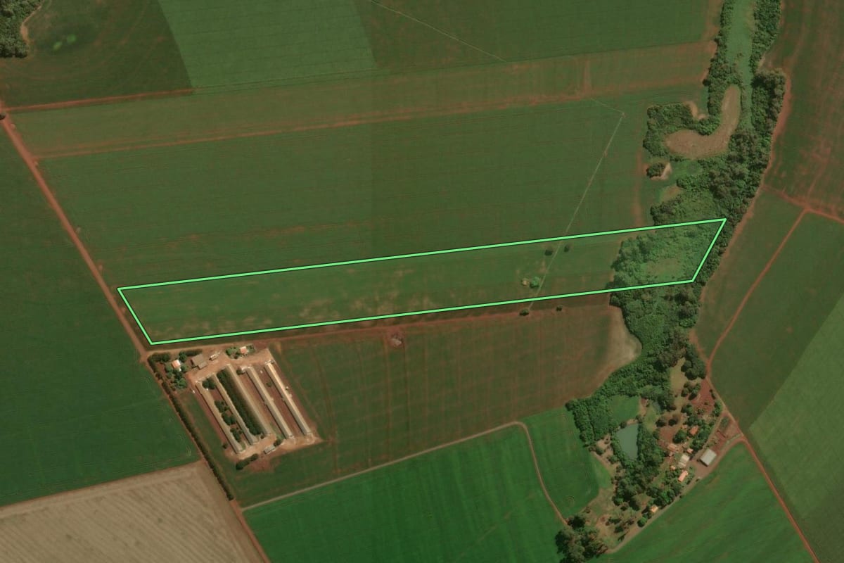 Imagem de satélite do imóvel rural em Assis Chateaubriand (PR), com o contorno declarado no CAR desenhado por cima.