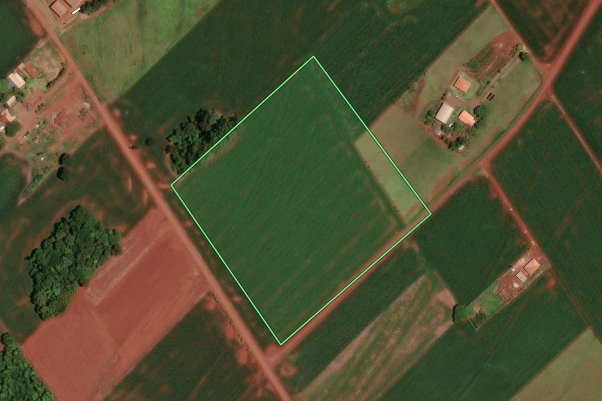 Imagem de satélite do imóvel rural em Assis Chateaubriand (PR), com o contorno declarado no CAR desenhado por cima.
