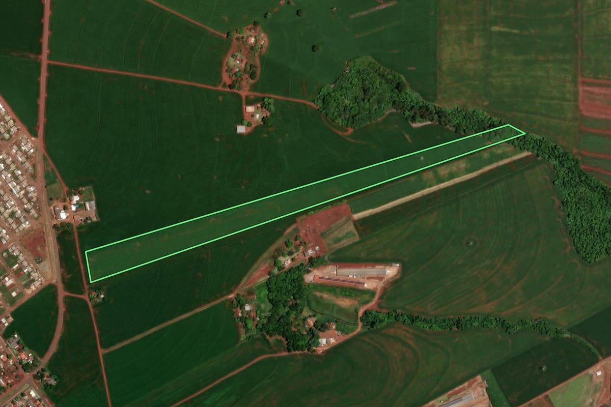 Imagem de satélite do imóvel rural em Assis Chateaubriand (PR), com o contorno declarado no CAR desenhado por cima.