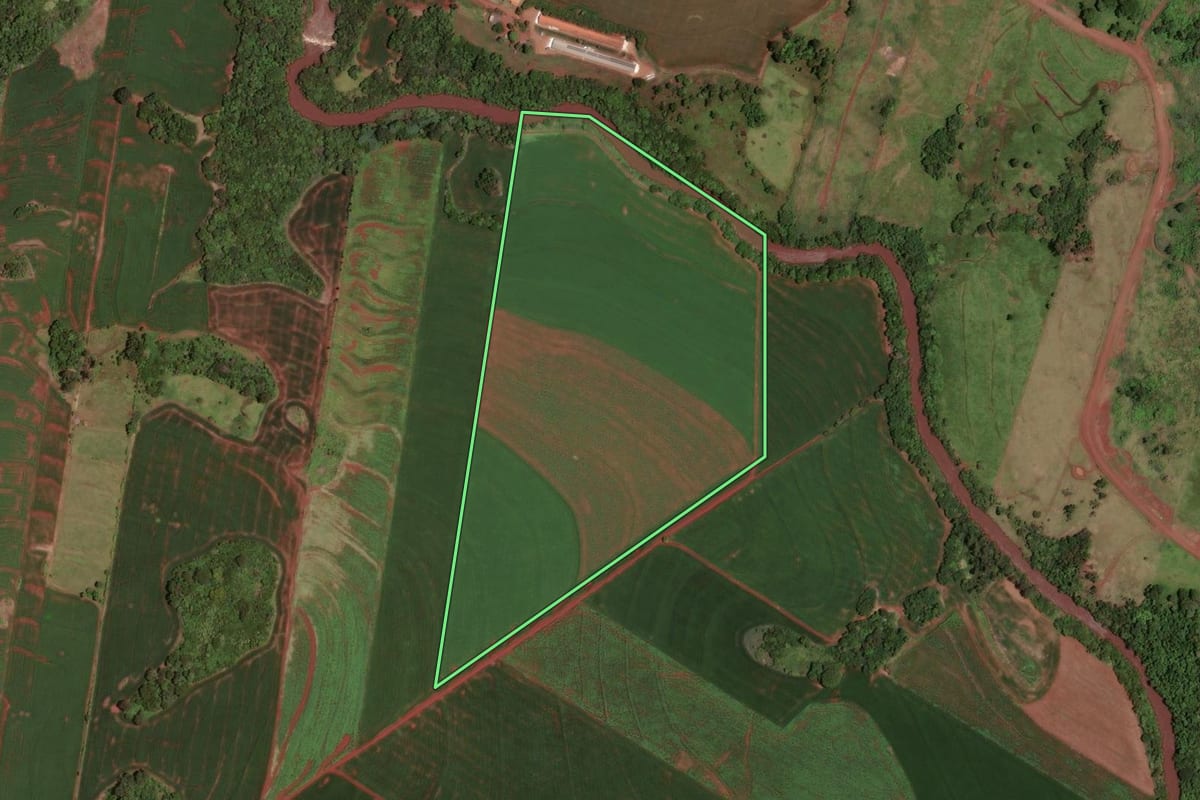 Imagem de satélite do imóvel rural em Assis Chateaubriand (PR), com o contorno declarado no CAR desenhado por cima.