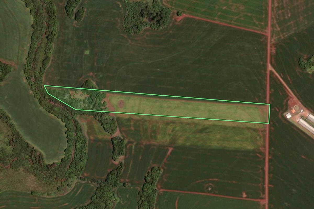 Imagem de satélite do imóvel rural em Assis Chateaubriand (PR), com o contorno declarado no CAR desenhado por cima.