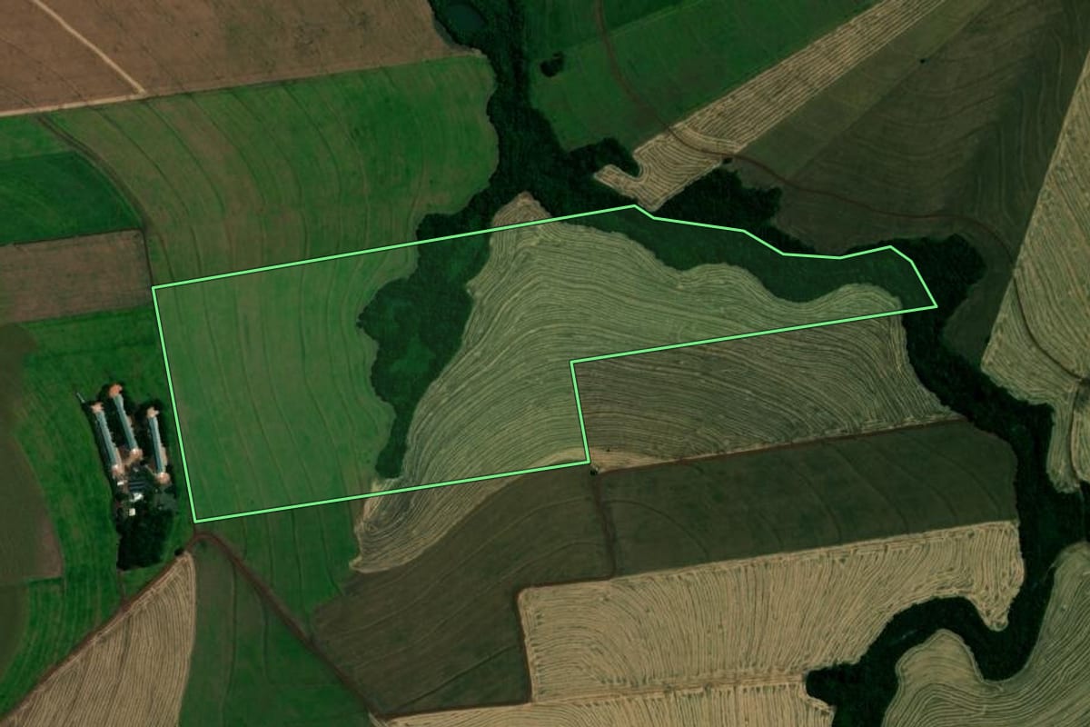 Imagem de satélite do imóvel rural em Assis Chateaubriand (PR), com o contorno declarado no CAR desenhado por cima.
