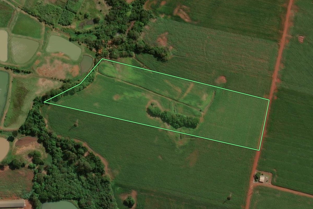 Imagem de satélite do imóvel rural em Assis Chateaubriand (PR), com o contorno declarado no CAR desenhado por cima.