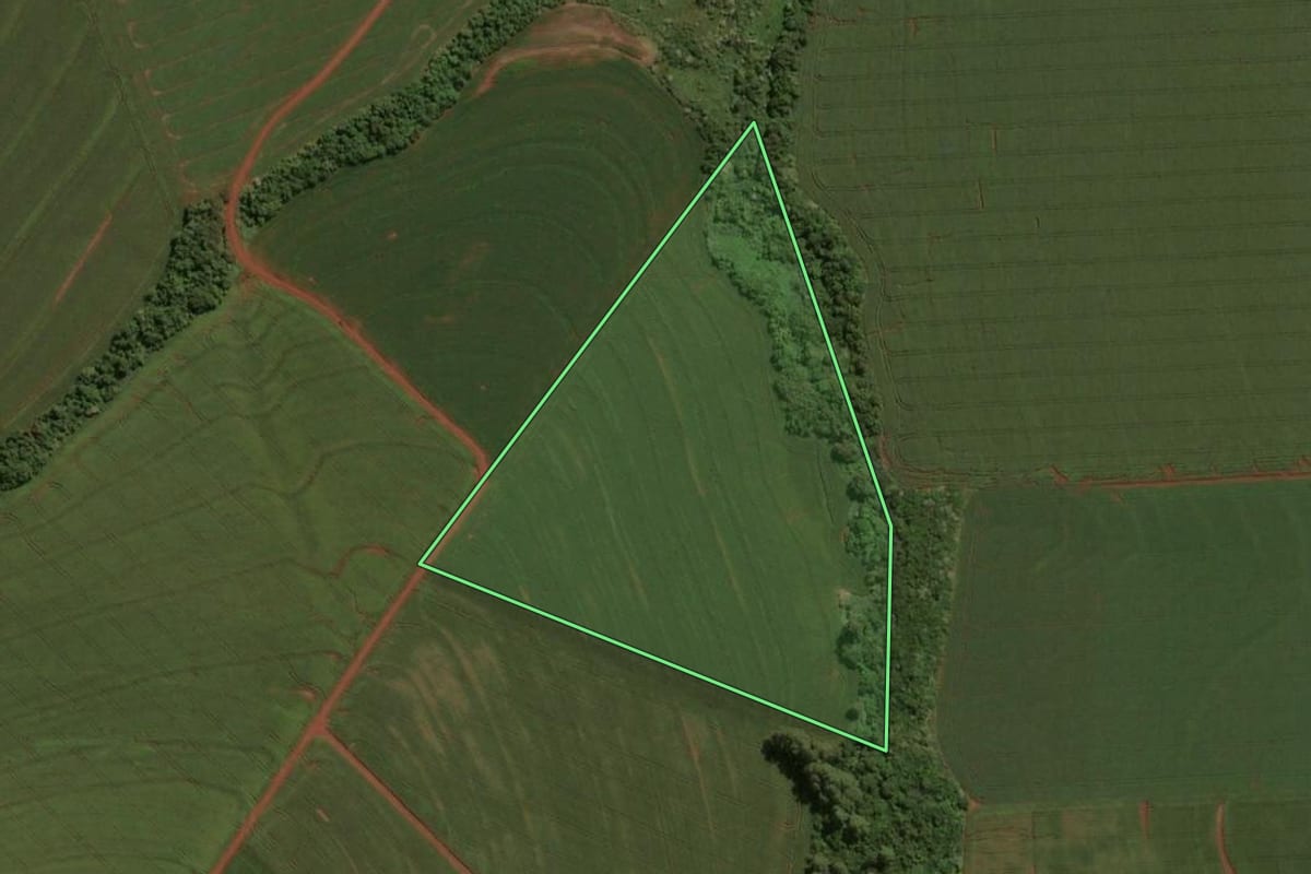 Imagem de satélite do imóvel rural em Assis Chateaubriand (PR), com o contorno declarado no CAR desenhado por cima.