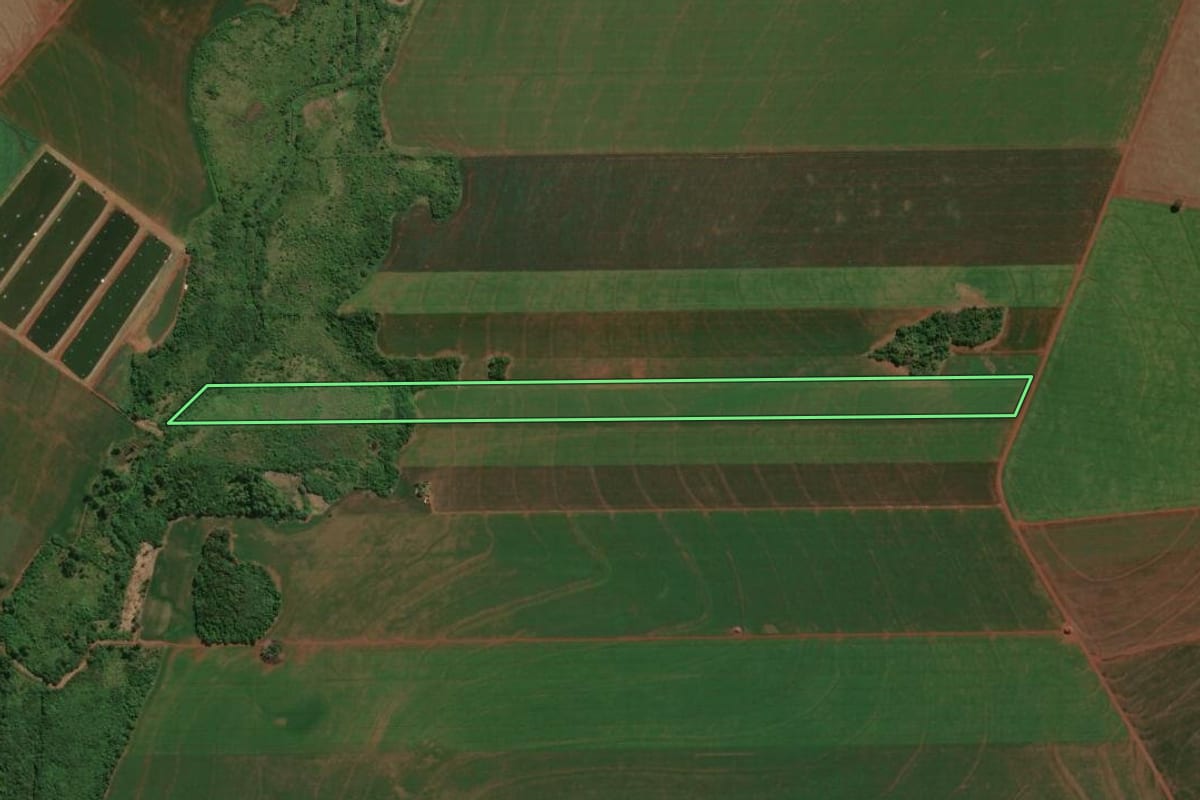 Imagem de satélite do imóvel rural em Assis Chateaubriand (PR), com o contorno declarado no CAR desenhado por cima.