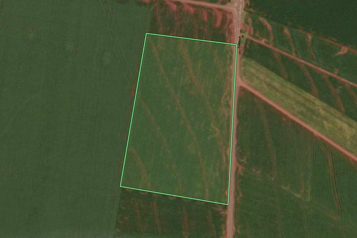 Imagem de satélite do imóvel rural em Assis Chateaubriand (PR), com o contorno declarado no CAR desenhado por cima.