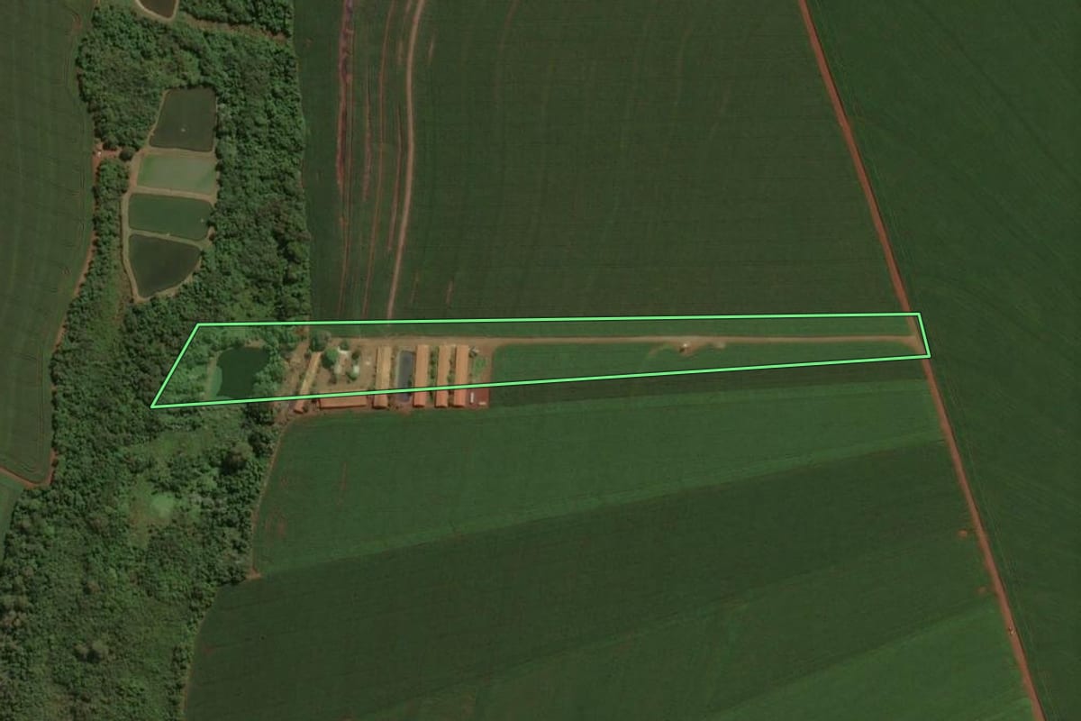Imagem de satélite do imóvel rural em Assis Chateaubriand (PR), com o contorno declarado no CAR desenhado por cima.
