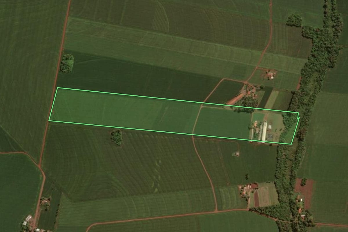 Imagem de satélite do imóvel rural em Assis Chateaubriand (PR), com o contorno declarado no CAR desenhado por cima.
