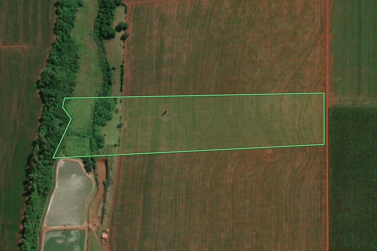 Imagem de satélite do imóvel rural em Assis Chateaubriand (PR), com o contorno declarado no CAR desenhado por cima.