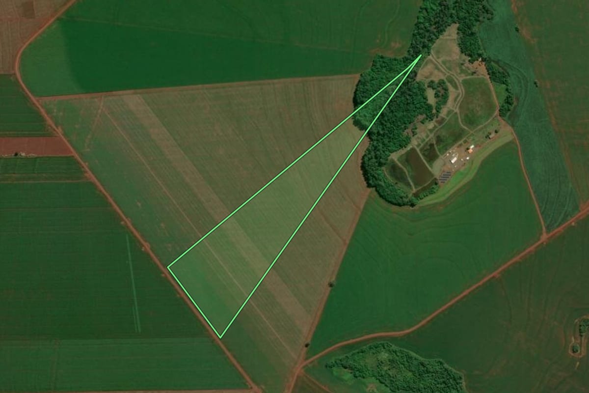 Imagem de satélite do imóvel rural em Assis Chateaubriand (PR), com o contorno declarado no CAR desenhado por cima.