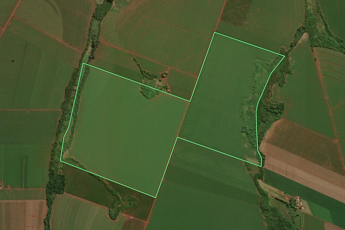 Imagem de satélite do imóvel rural em Assis Chateaubriand (PR), com o contorno declarado no CAR desenhado por cima.