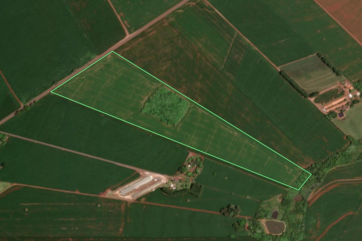 Imagem de satélite do imóvel rural em Assis Chateaubriand (PR), com o contorno declarado no CAR desenhado por cima.