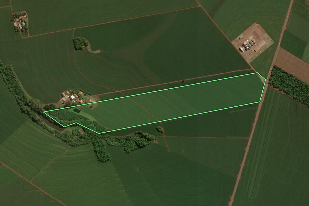 Imagem de satélite do imóvel rural em Assis Chateaubriand (PR), com o contorno declarado no CAR desenhado por cima.