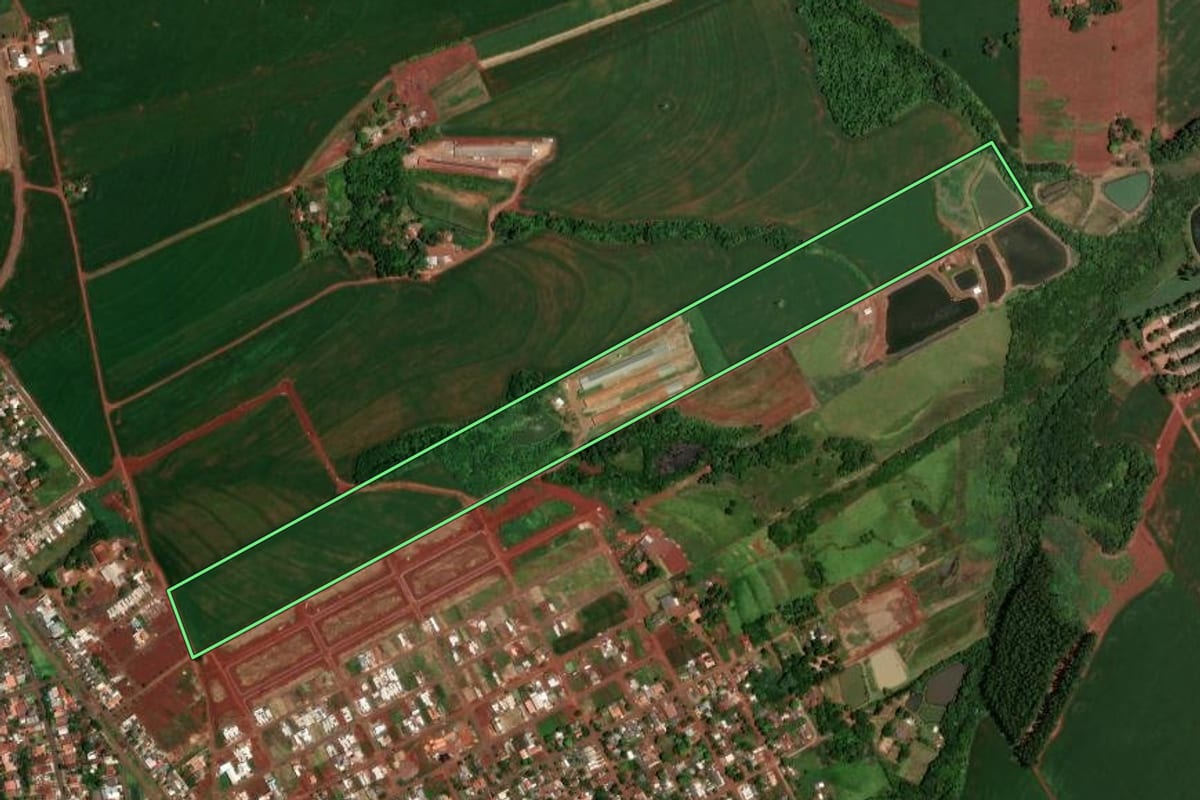 Imagem de satélite do imóvel rural em Assis Chateaubriand (PR), com o contorno declarado no CAR desenhado por cima.