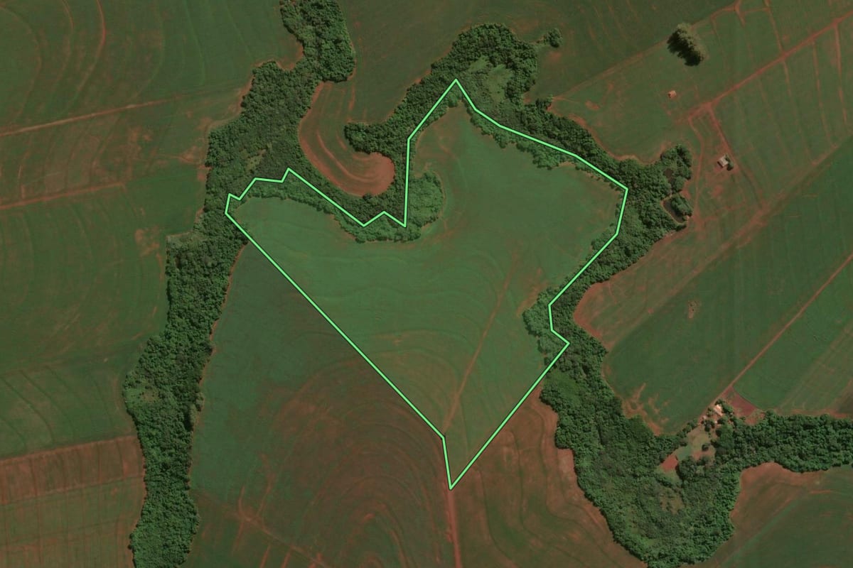 Imagem de satélite do imóvel rural em Assis Chateaubriand (PR), com o contorno declarado no CAR desenhado por cima.