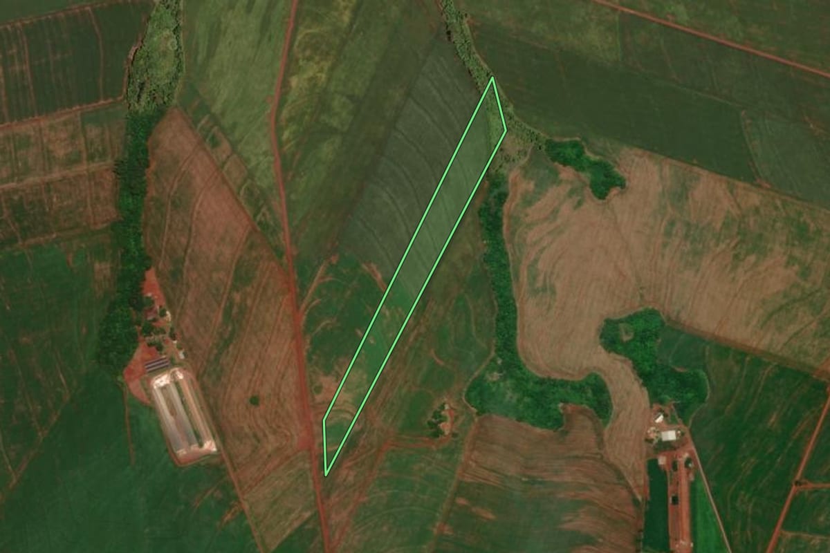 Imagem de satélite do imóvel rural em Assis Chateaubriand (PR), com o contorno declarado no CAR desenhado por cima.