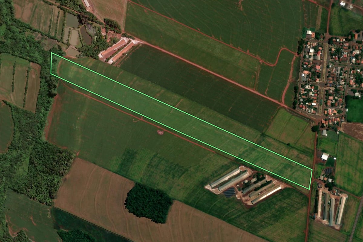 Imagem de satélite do imóvel rural em Assis Chateaubriand (PR), com o contorno declarado no CAR desenhado por cima.