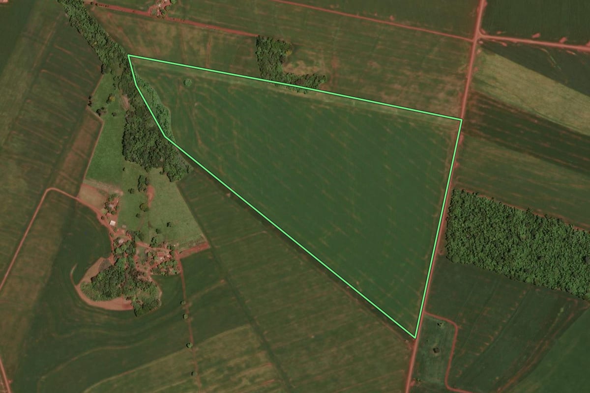 Imagem de satélite do imóvel rural em Assis Chateaubriand (PR), com o contorno declarado no CAR desenhado por cima.