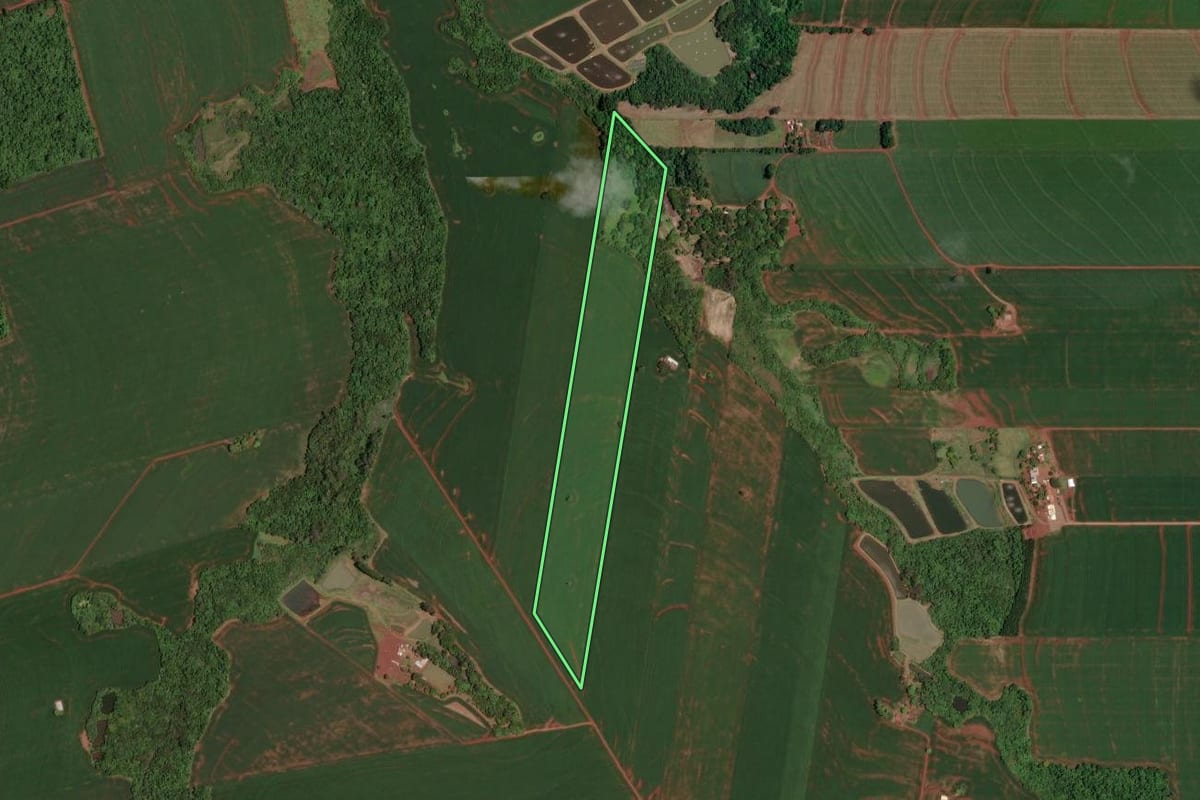 Imagem de satélite do imóvel rural em Assis Chateaubriand (PR), com o contorno declarado no CAR desenhado por cima.