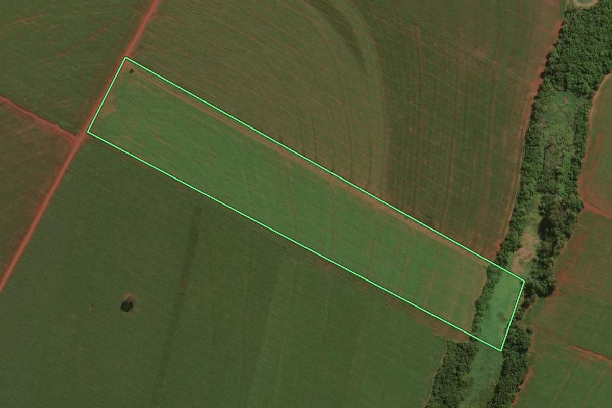 Imagem de satélite do imóvel rural em Assis Chateaubriand (PR), com o contorno declarado no CAR desenhado por cima.