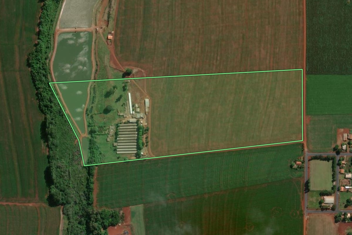 Imagem de satélite do imóvel rural em Assis Chateaubriand (PR), com o contorno declarado no CAR desenhado por cima.
