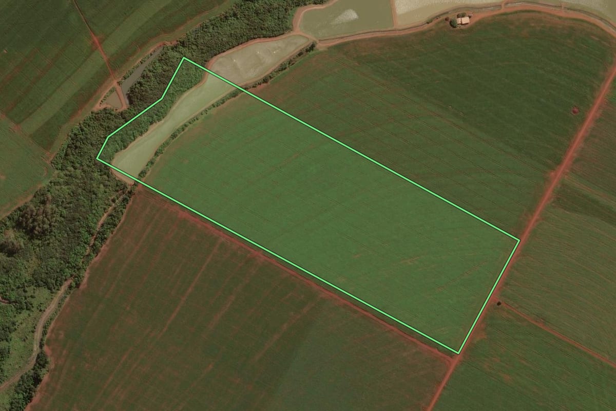 Imagem de satélite do imóvel rural em Assis Chateaubriand (PR), com o contorno declarado no CAR desenhado por cima.
