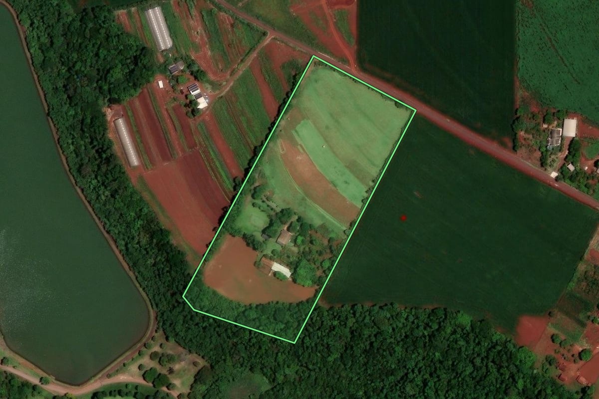 Imagem de satélite do imóvel rural em Assis Chateaubriand (PR), com o contorno declarado no CAR desenhado por cima.