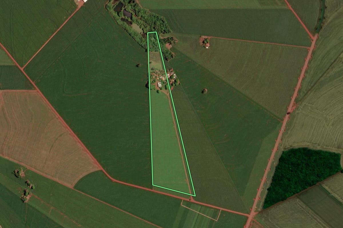 Imagem de satélite do imóvel rural em Assis Chateaubriand (PR), com o contorno declarado no CAR desenhado por cima.