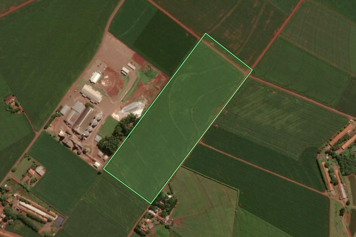 Imagem de satélite do imóvel rural em Assis Chateaubriand (PR), com o contorno declarado no CAR desenhado por cima.