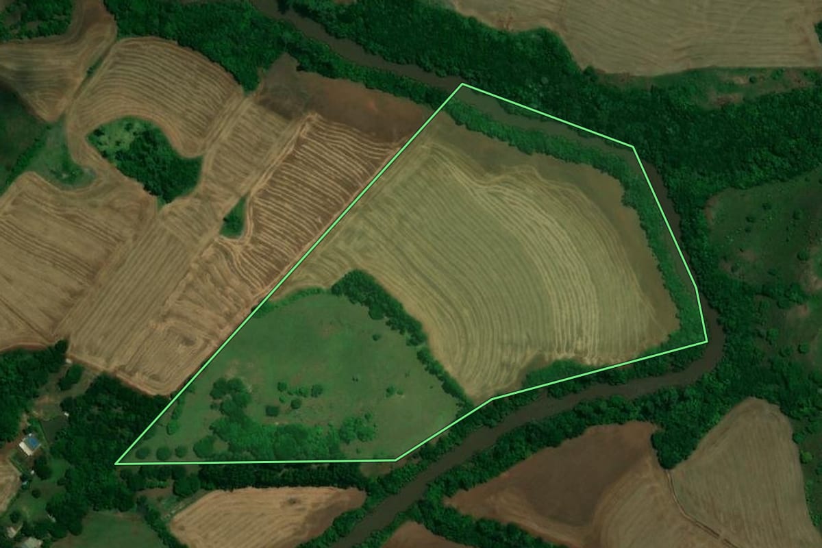 Imagem de satélite do imóvel rural em Assis Chateaubriand (PR), com o contorno declarado no CAR desenhado por cima.