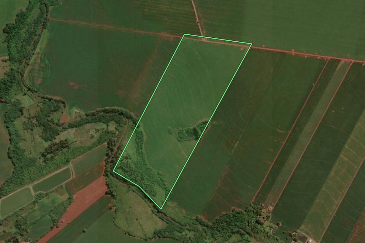 Imagem de satélite do imóvel rural em Assis Chateaubriand (PR), com o contorno declarado no CAR desenhado por cima.