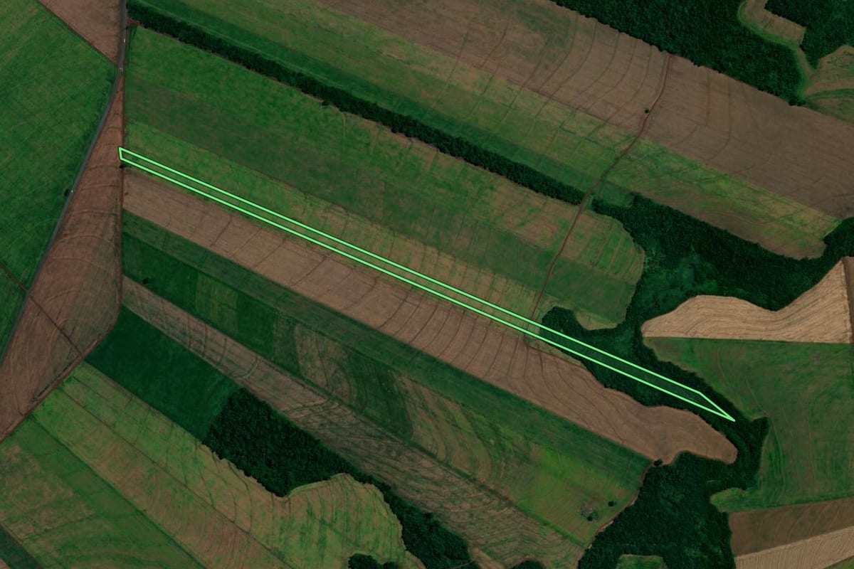 Imagem de satélite do imóvel rural em Assis Chateaubriand (PR), com o contorno declarado no CAR desenhado por cima.