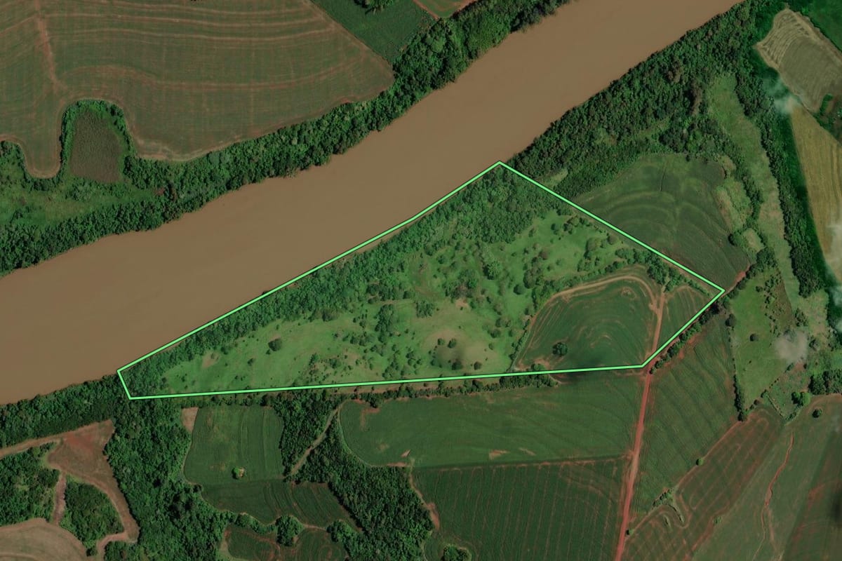 Imagem de satélite do imóvel rural em Assis Chateaubriand (PR), com o contorno declarado no CAR desenhado por cima.