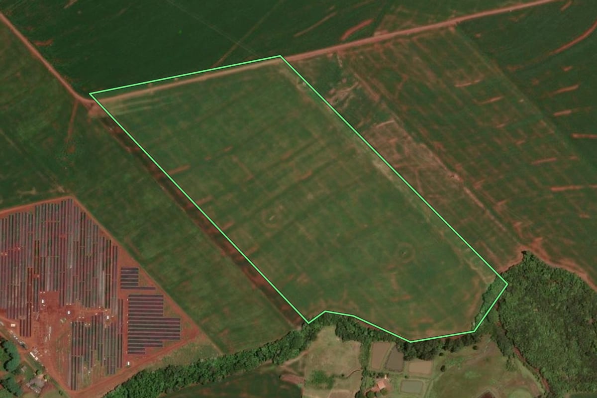Imagem de satélite do imóvel rural em Assis Chateaubriand (PR), com o contorno declarado no CAR desenhado por cima.