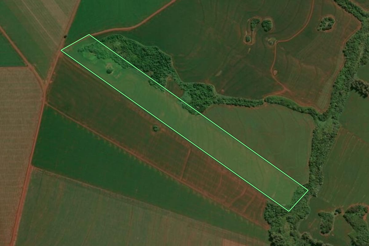 Imagem de satélite do imóvel rural em Assis Chateaubriand (PR), com o contorno declarado no CAR desenhado por cima.