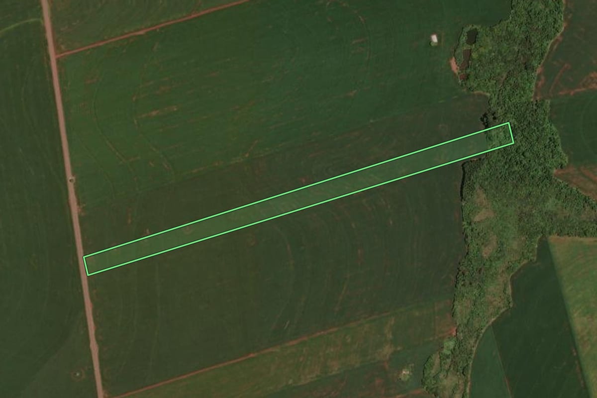 Imagem de satélite do imóvel rural em Assis Chateaubriand (PR), com o contorno declarado no CAR desenhado por cima.