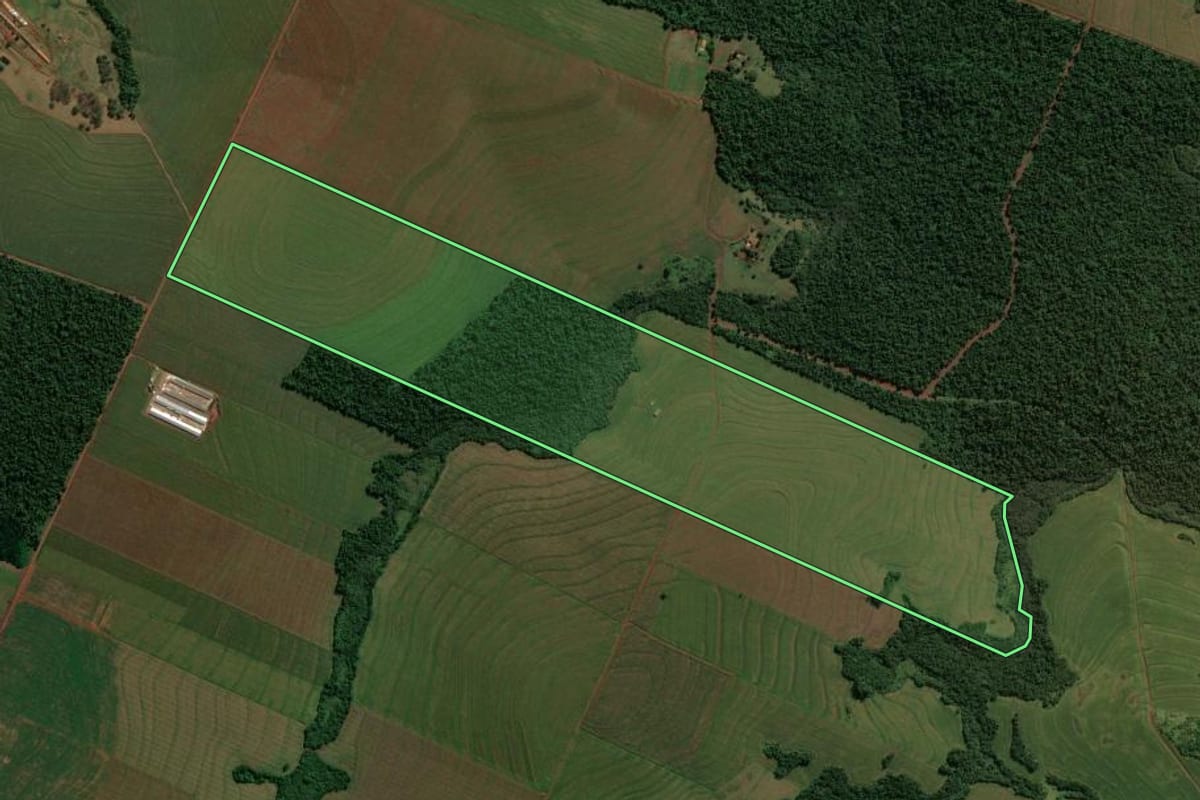 Imagem de satélite do imóvel rural em Assis Chateaubriand (PR), com o contorno declarado no CAR desenhado por cima.