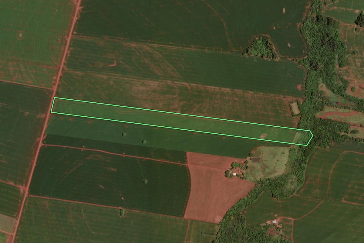 Imagem de satélite do imóvel rural em Assis Chateaubriand (PR), com o contorno declarado no CAR desenhado por cima.