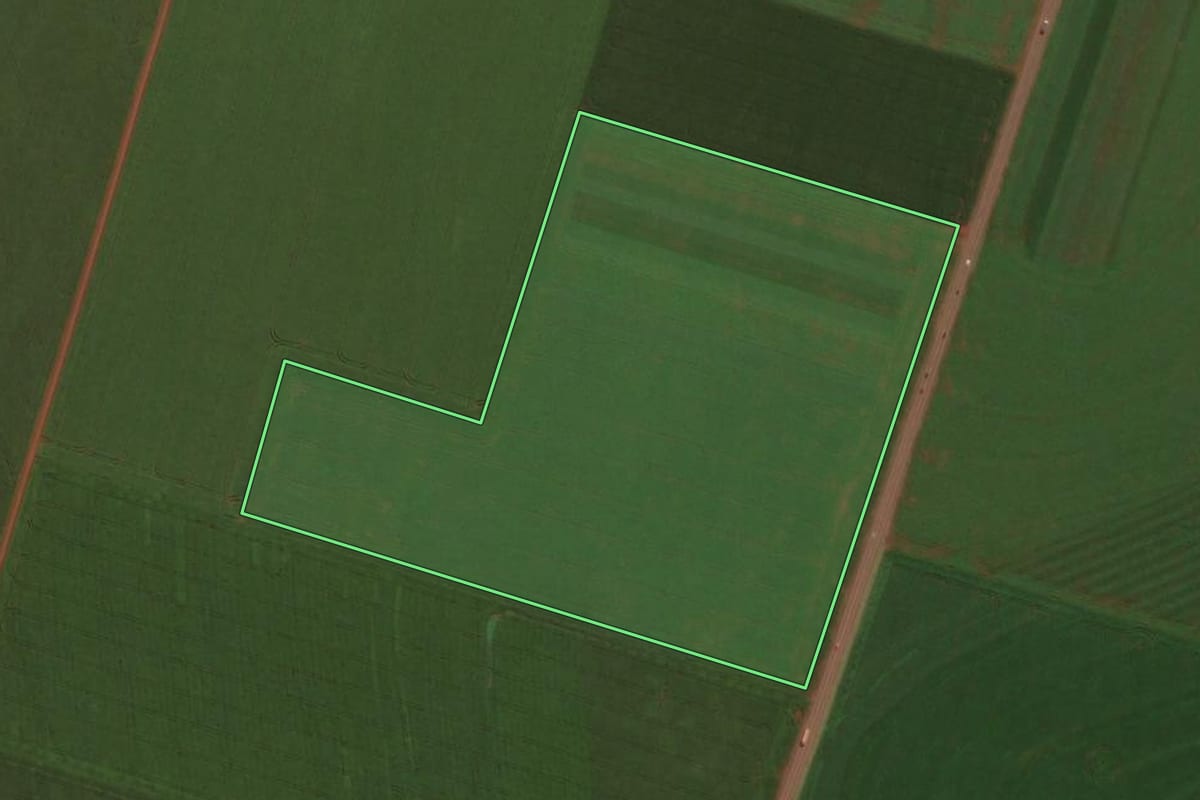 Imagem de satélite do imóvel rural em Assis Chateaubriand (PR), com o contorno declarado no CAR desenhado por cima.