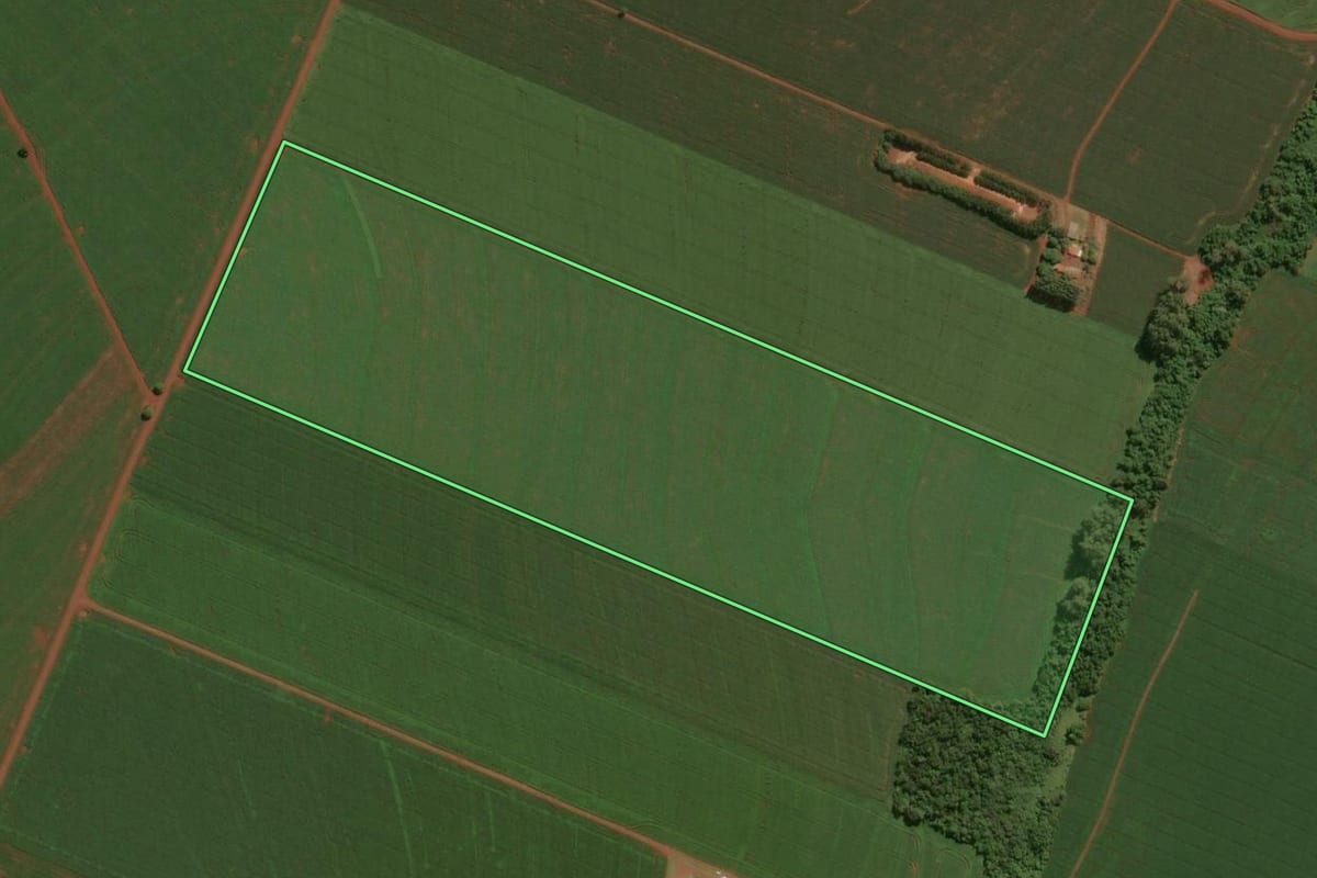 Imagem de satélite do imóvel rural em Assis Chateaubriand (PR), com o contorno declarado no CAR desenhado por cima.