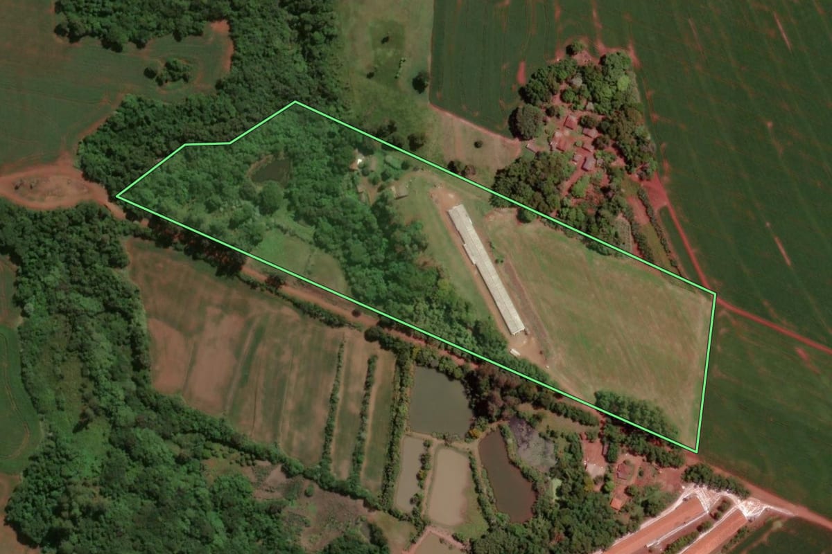 Imagem de satélite do imóvel rural em Assis Chateaubriand (PR), com o contorno declarado no CAR desenhado por cima.