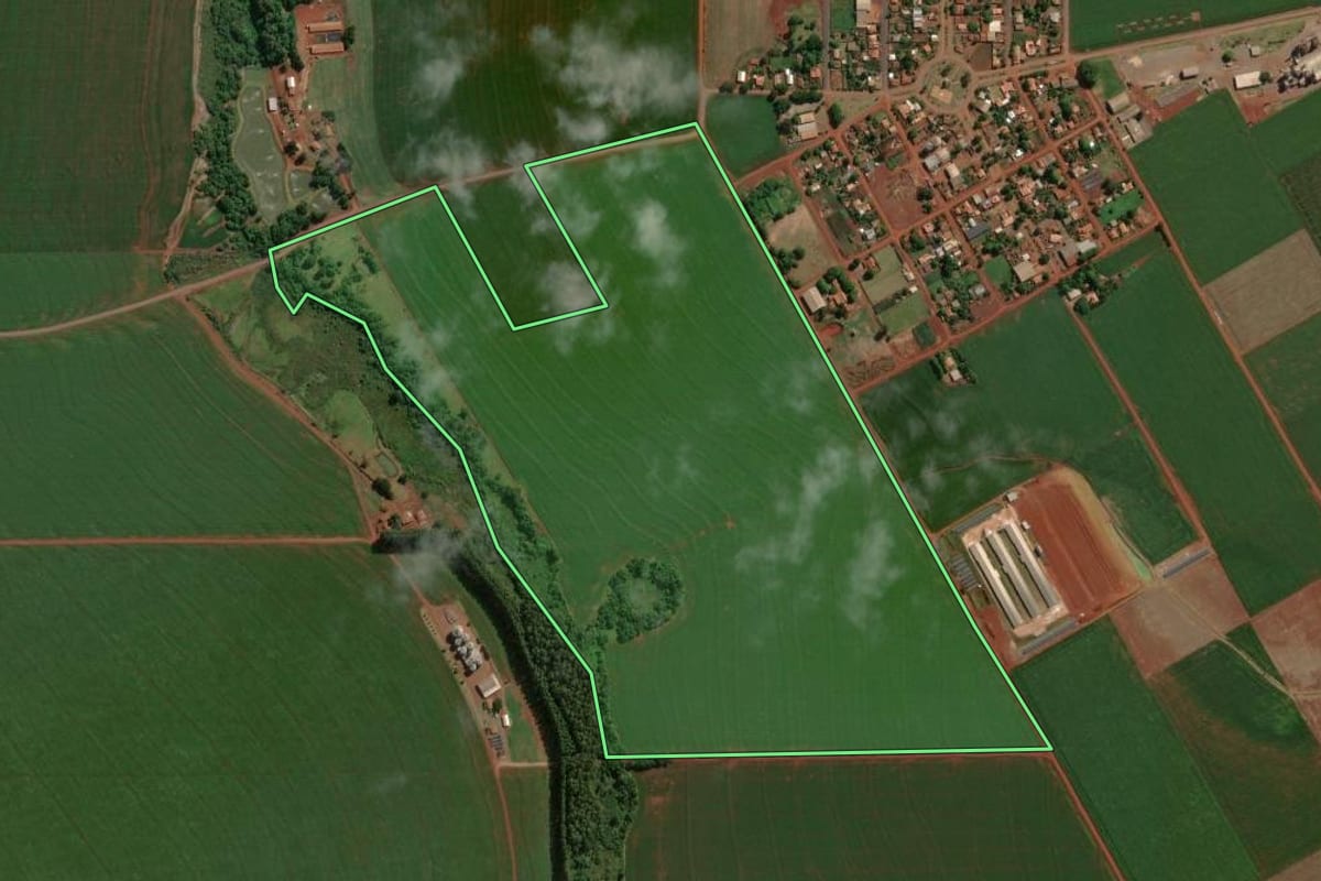 Imagem de satélite do imóvel rural em Assis Chateaubriand (PR), com o contorno declarado no CAR desenhado por cima.