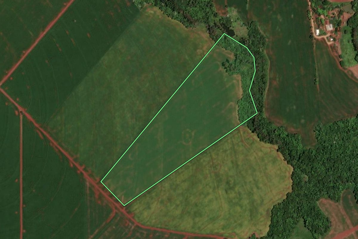 Imagem de satélite do imóvel rural em Assis Chateaubriand (PR), com o contorno declarado no CAR desenhado por cima.