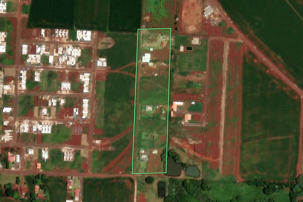 Imagem de satélite do imóvel rural em Assis Chateaubriand (PR), com o contorno declarado no CAR desenhado por cima.