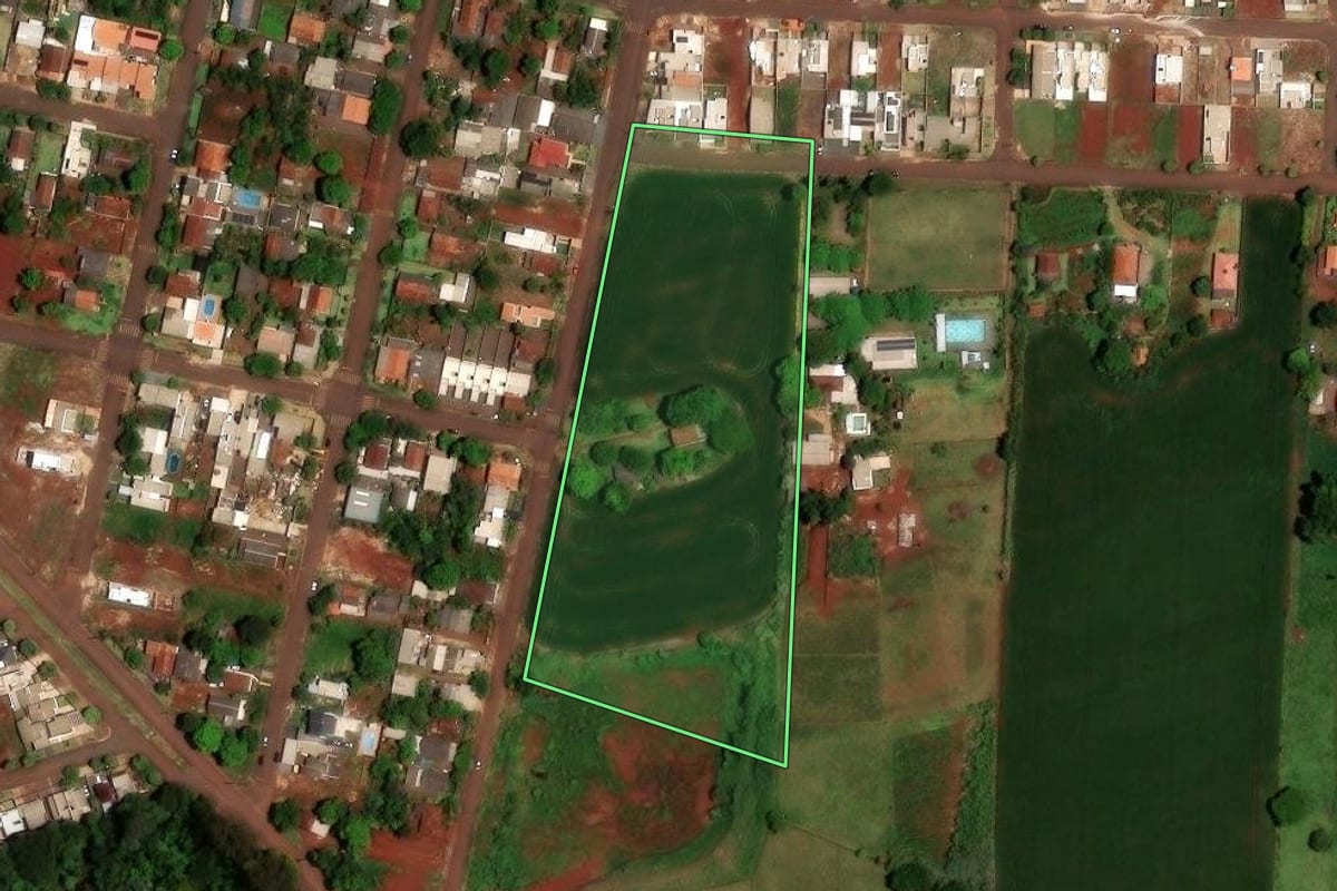 Imagem de satélite do imóvel rural em Assis Chateaubriand (PR), com o contorno declarado no CAR desenhado por cima.