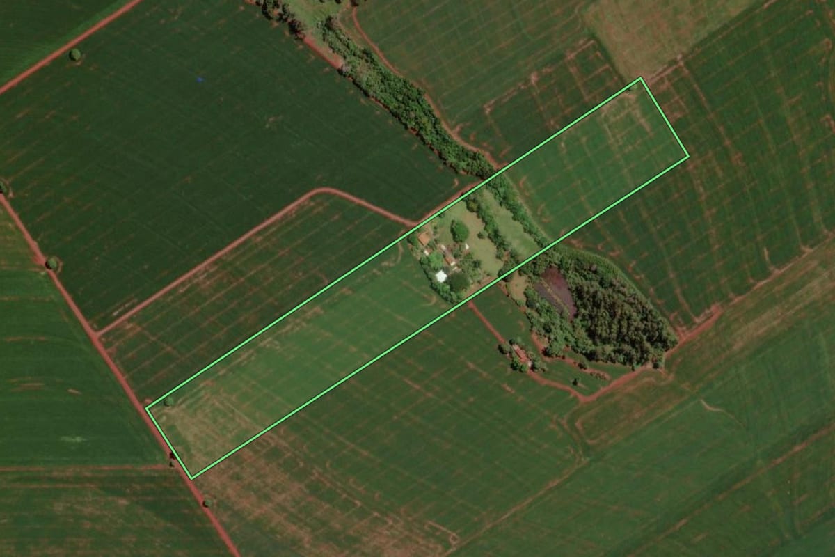 Imagem de satélite do imóvel rural em Assis Chateaubriand (PR), com o contorno declarado no CAR desenhado por cima.
